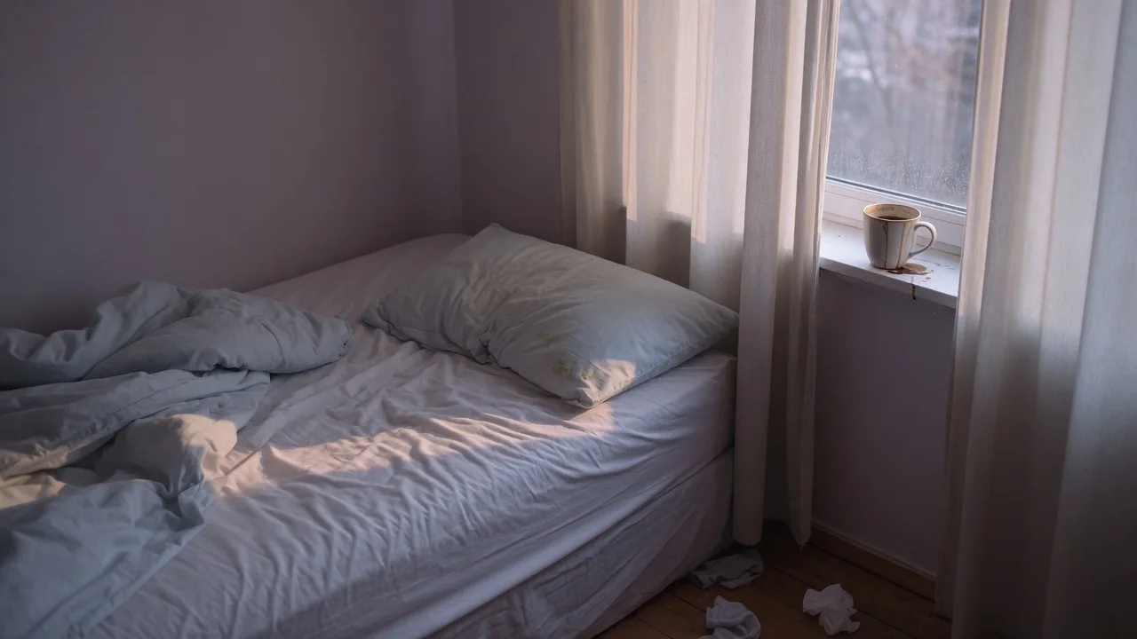 Lit défait au petit matin et tasse de café à peine entamée près de la fenêtre.